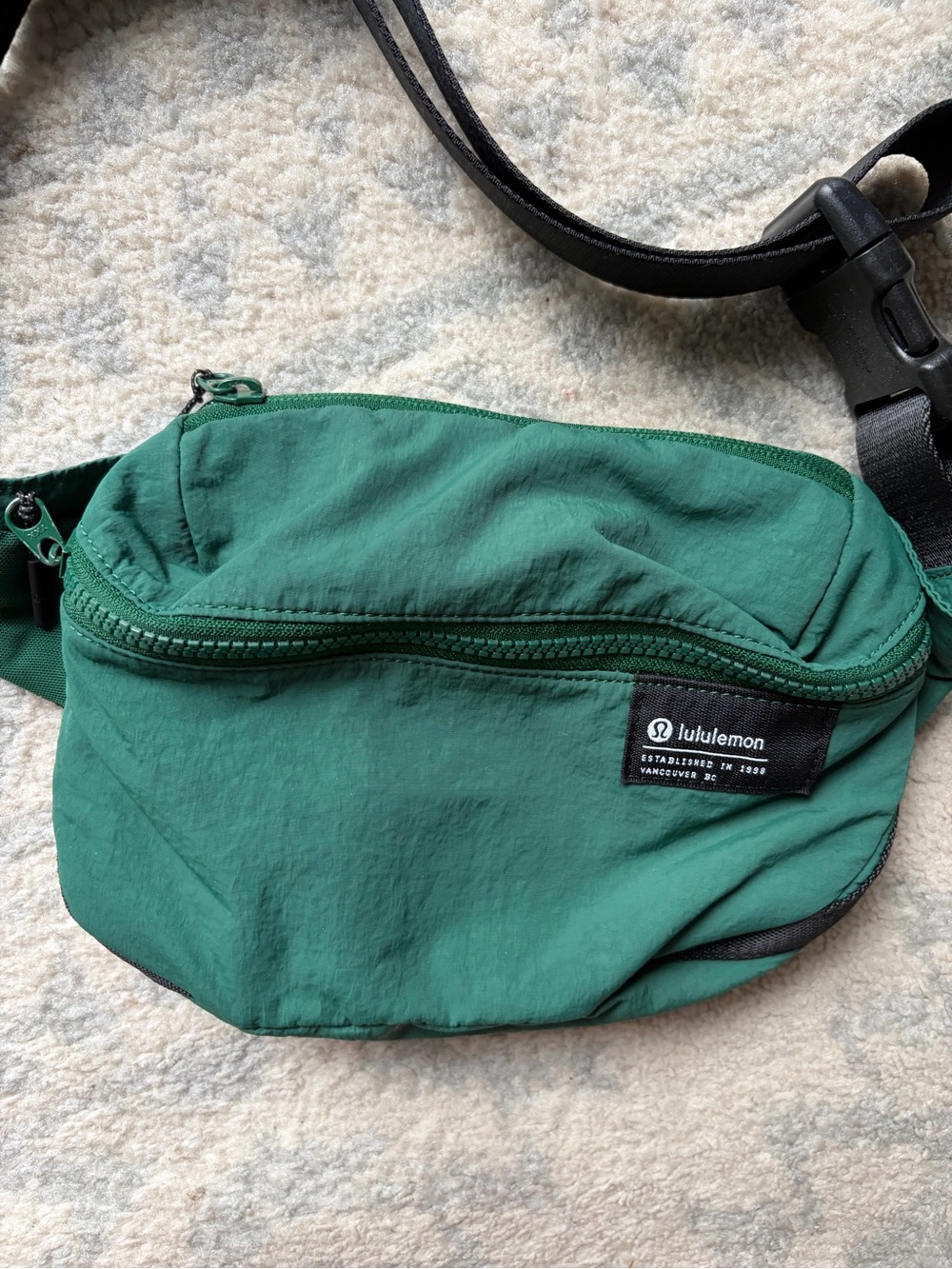 lululemon athletica Forest Green Crossbody Belt Bag with Black Strap - Picture 3 of 4